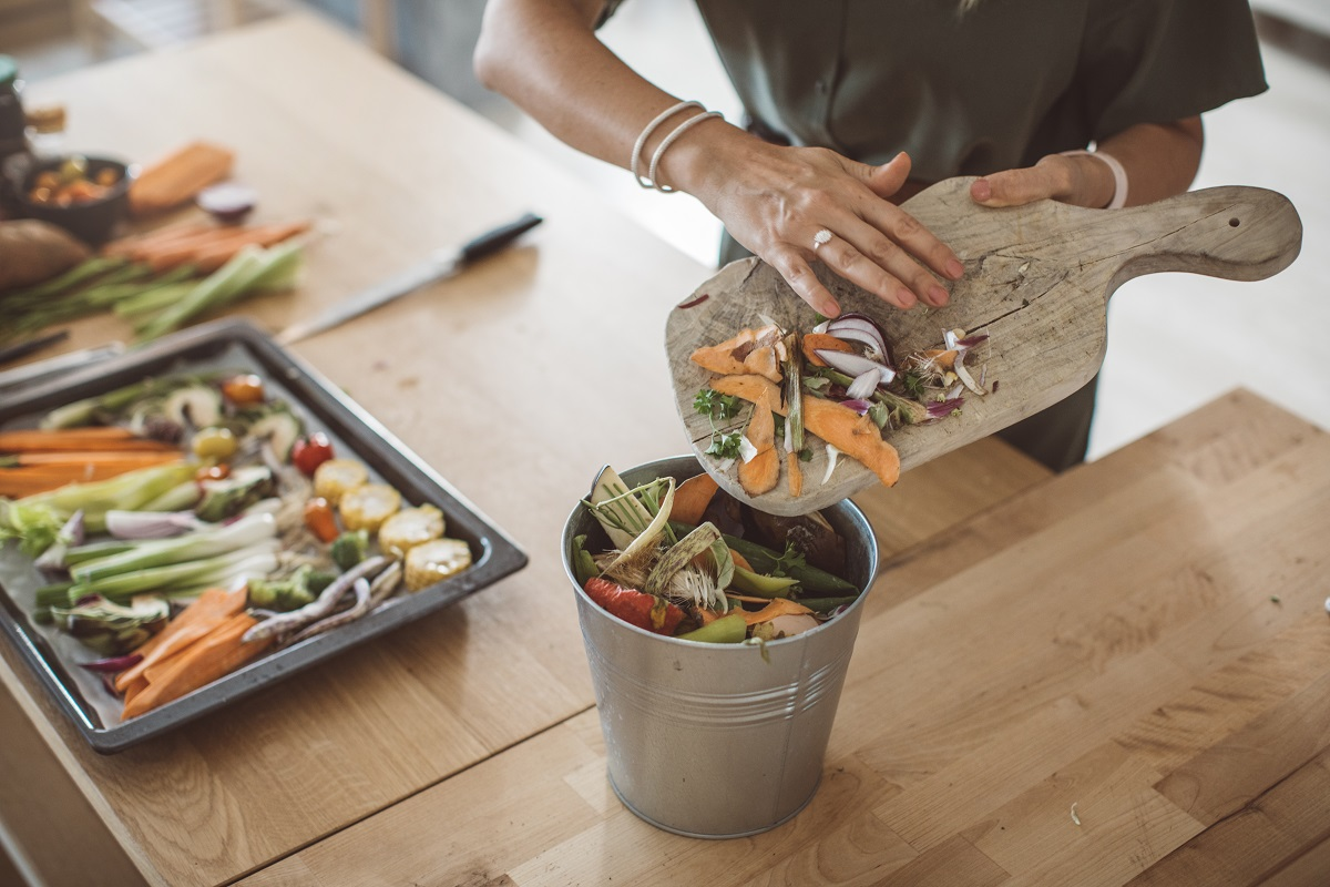 Продукты без приготовления. Пищевые отходы в ресторане. Кухонные отходы для компоста. Переработка пищевых отходов.