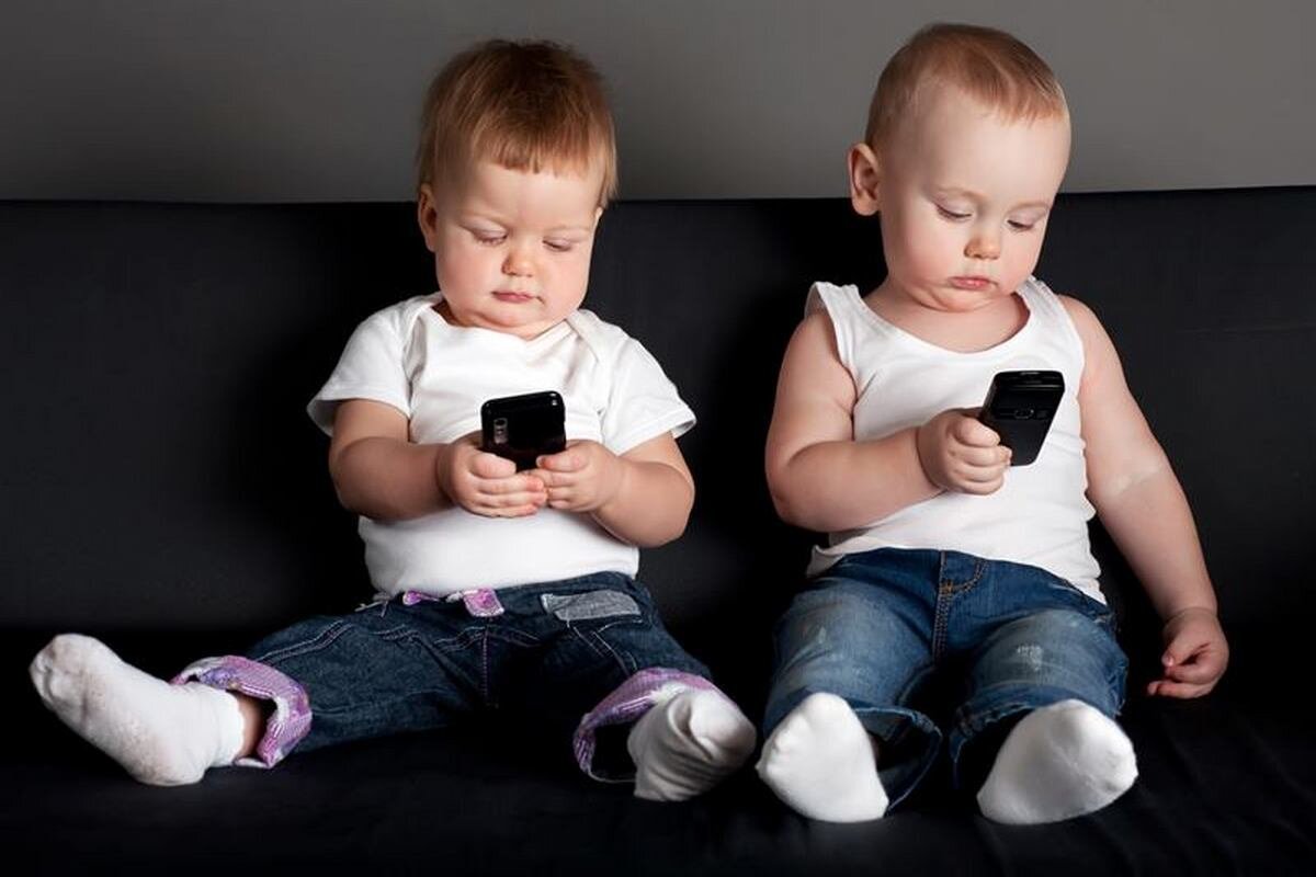 Дети современности. Ребенок со смартфоном. Современные дети и гаджеты. Отвлечение ребенка от гаджетов. Мальчик с гаджетом.