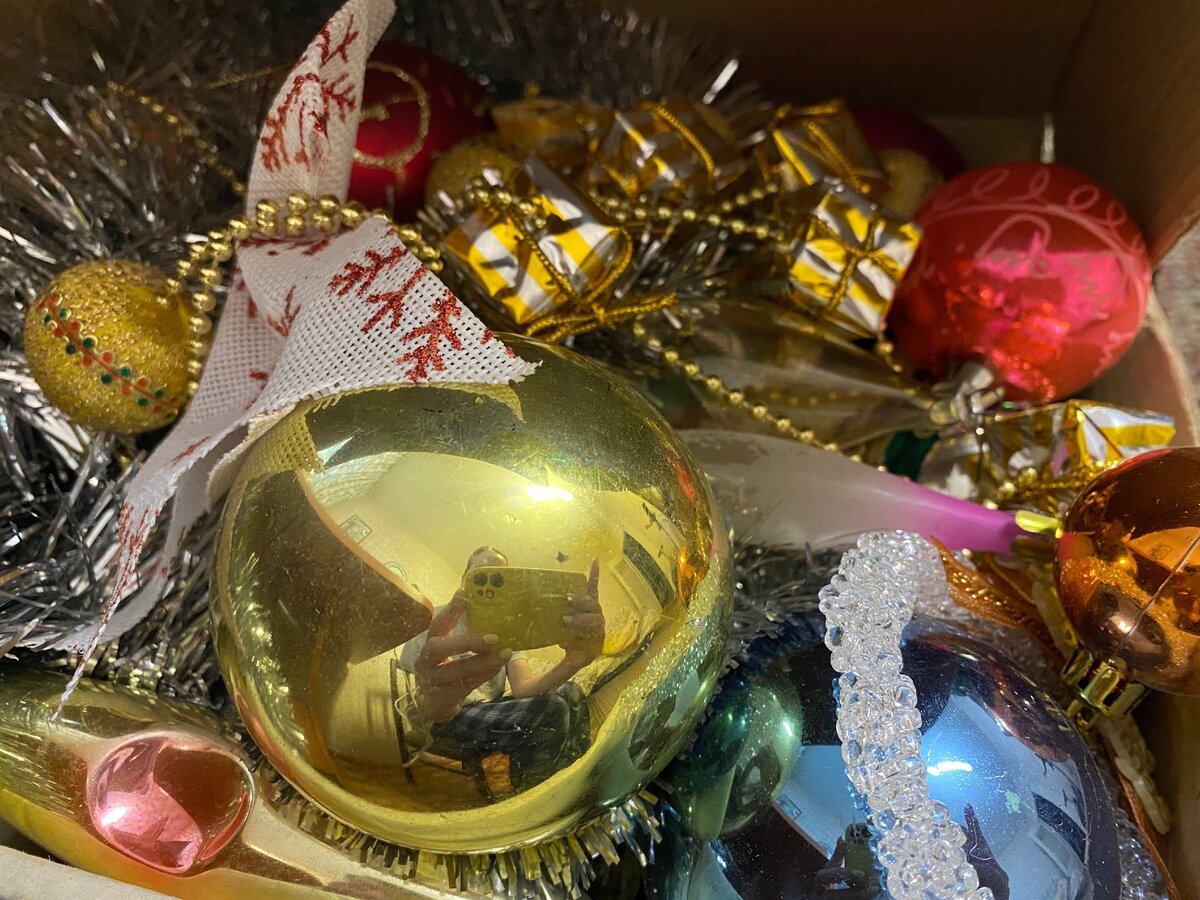 Изучение себя, как коробка со старыми новогодними игрушками. Если приглядеться, всегда находишь что-то новое, но при этом все то же самое, вопрос лишь в том, насколько внимательно мы смотрим и на что обращаем внимание.