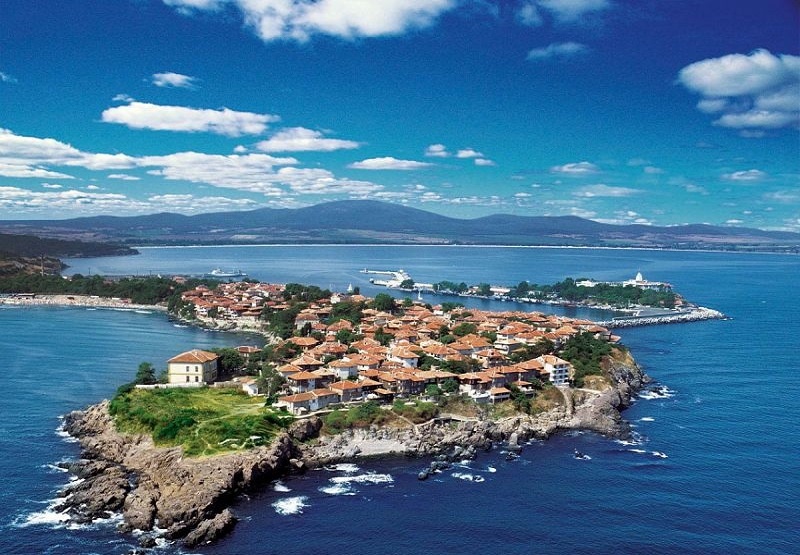 Болгария на востоке омывается водами Черного моря. Длина береговой линии составляет 354 км. На Черноморском побережье Болгарии первые поселения появились еще в V веке до н.э.