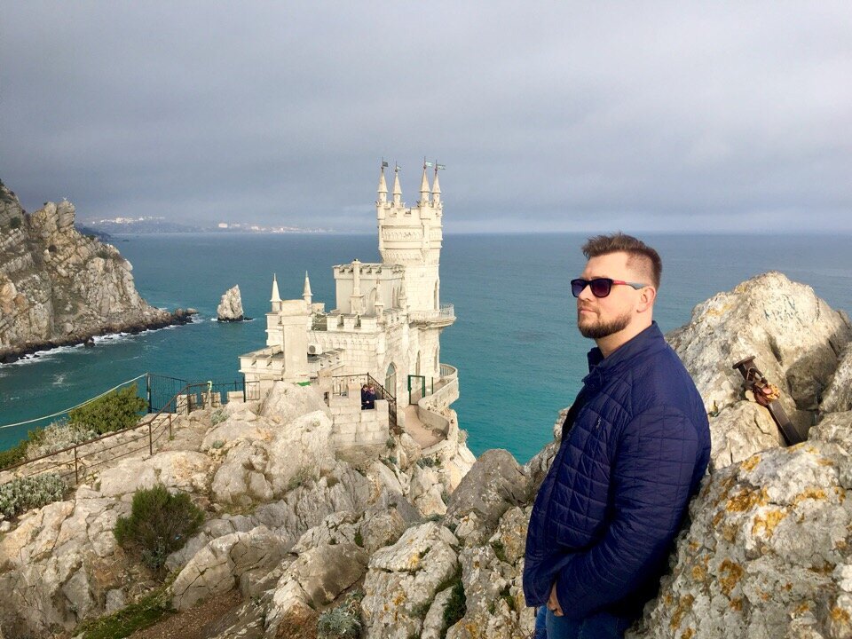 Ну Ласточкино гнездо наверное узнали все!