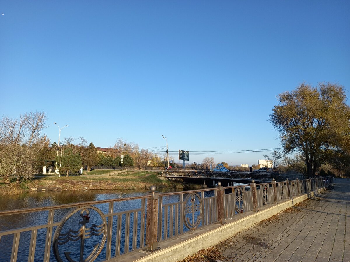 Теплый зимний день 8 января 2021 года.На улице t +13 в Анапе и я решила вместе с Вами,прогуляться  вдоль речки Анапки  к морю.