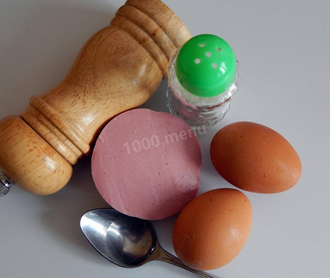 Как пожарить яичницу с колбасой?