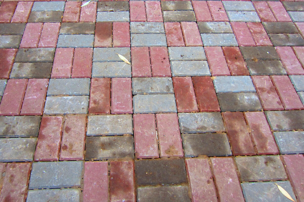 Вариант мощения. Мостовые элементы одинакового формата, но в разной цветовой гамме. Если такой вариант кажется ярким (для меня ярковато!), можно скомбинировать серый со светло-серым