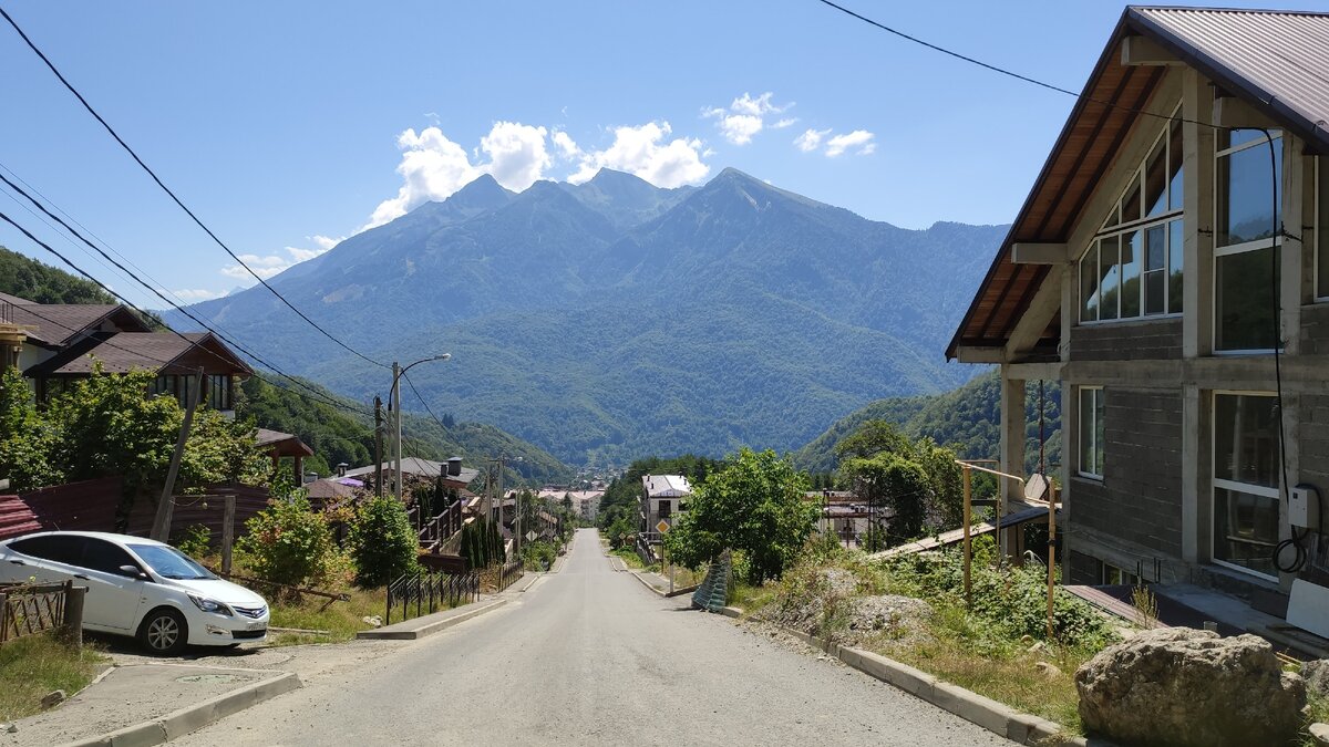 Вид на пятиэтажки Ачишховской улицы ("волонтёрские" дома зимней Олимпиады в Сочи) с самой верхней точки Красной Поляны.