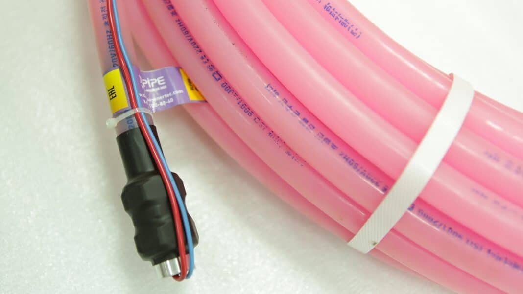 Электро-водяной теплый пол XL PIPE. Полиэтиленовая труба с греющим кабелем и теплоносителем внутри. Яндекс-картинки https://pechiexpert.ru/wp-content/uploads/2018/10/elektro-vodyanoj-teplyj-pol2.jpg