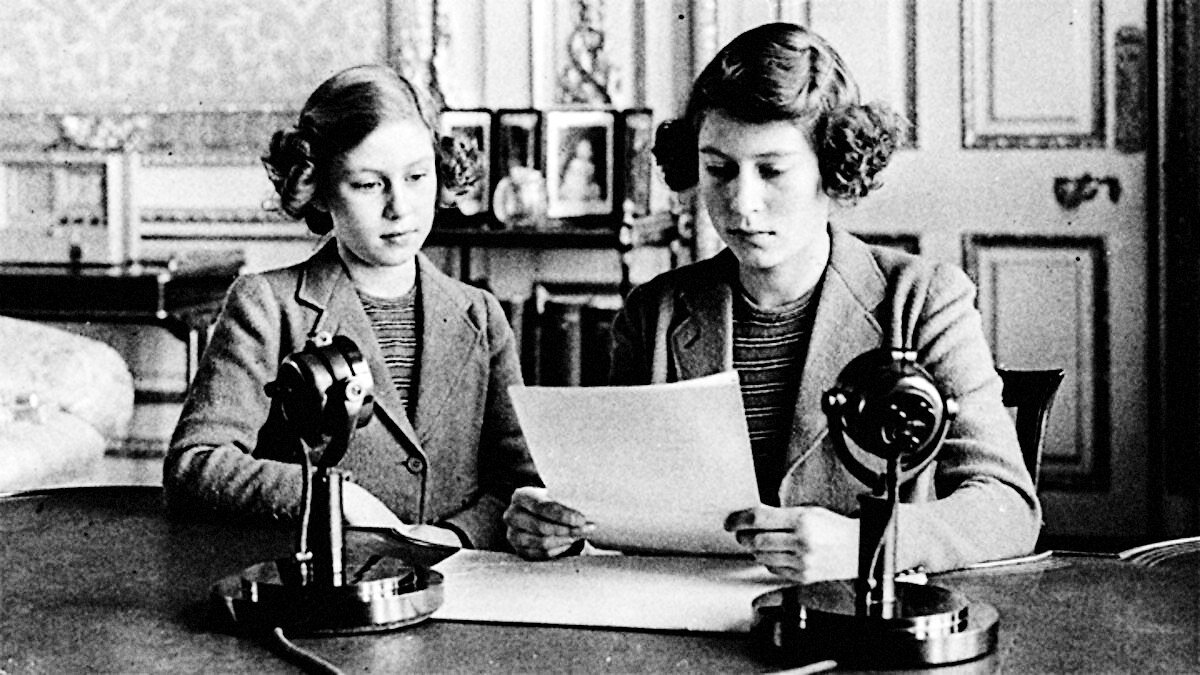 Принцессы Елизавета и Маргарет зачитывают обращение к детям Англии, 1940 год.