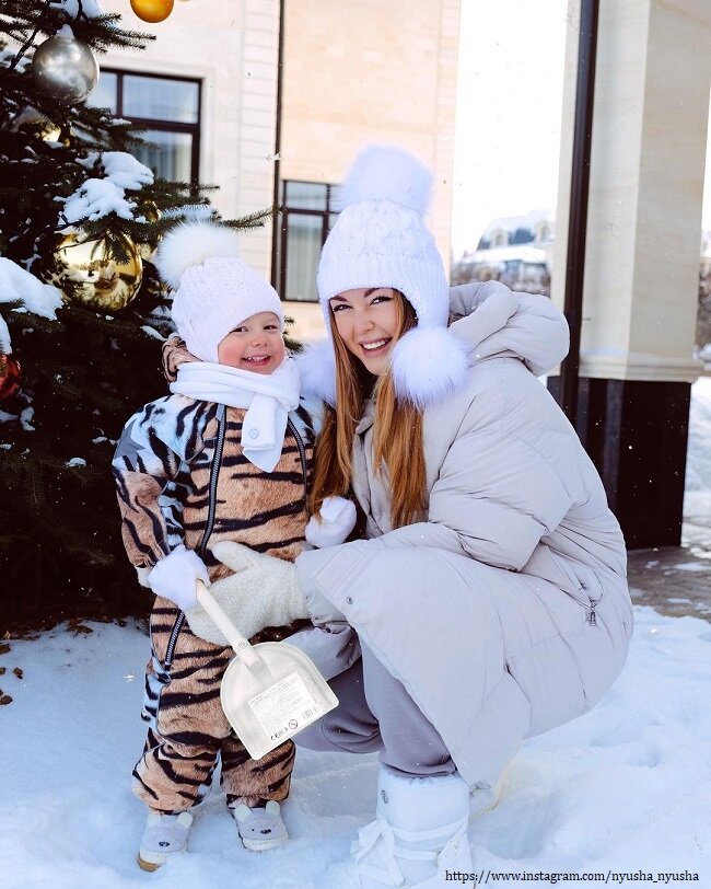 30 летняя нюша показала нарядный наряд дочери Симбы.Ана шурочкина счаслива в браке с безесменом Игорем  Сивовым  В 2018 году и нюши родилась дочь которую назвали Симбой.МАМА С ПАПОЙ в души нечают наследницы. Некоторое время скрывали личико крохи и относительно стали недавно показывать в микроблоге