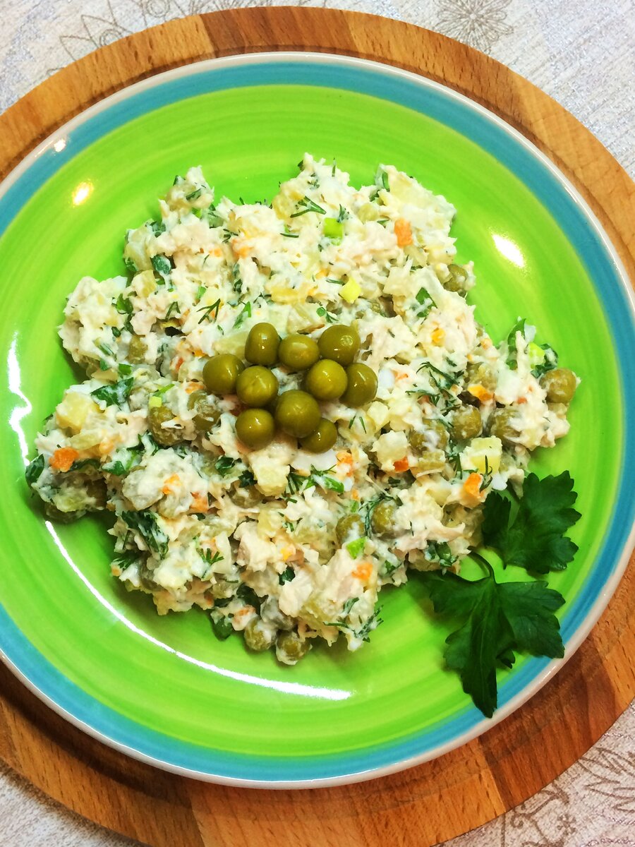 Оливье на тарелке