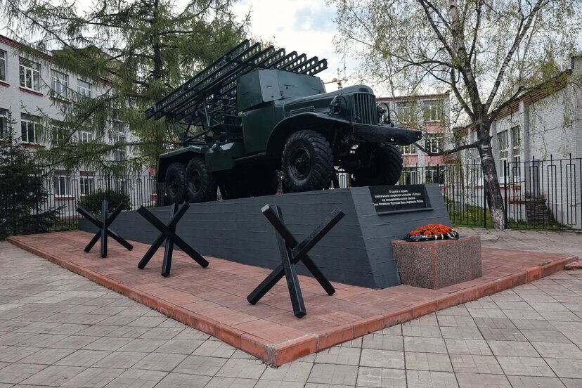 Памятник в Балашихе у школы имени Флёрова