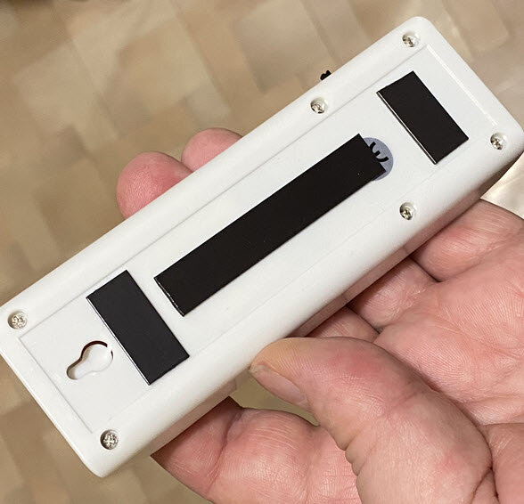 Клеящаяся магнитная лента, классная штука, кстати (Фото автора)