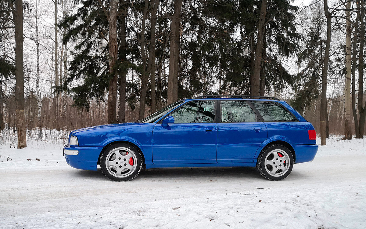 Решение оказалось, можно сказать, шаблонным: славная, но изрядно поиздержавшаяся компания Porsche находилась на грани краха и бралась чуть ли не за любую работу, позволявшую пополнить бюджет. Немцы помогали нашей «Ладе» с разработкой 2108, делали силовые агрегаты для испанского Seat Ibiza, а чуть позже вообще дошли до разработки бюджетной малолитражки C88 для китайского рынка. К счастью, так и оставшейся концептом. Audi же в первую очередь интересовал знаменитый «Волчок» — быстрый и мощный седан Mercedes-Benz 500 E. Мало того, что он был доработан Porsche, так еще и выпускался на том же конвейере в Рёссль-Бау, где прежде делали гипертехнологичное купе 959. И раз «трехлучевые» при помощи Porsche сумели навязать борьбу BMW M, «кольцам» было грех не воспользоваться отработанной схемой.