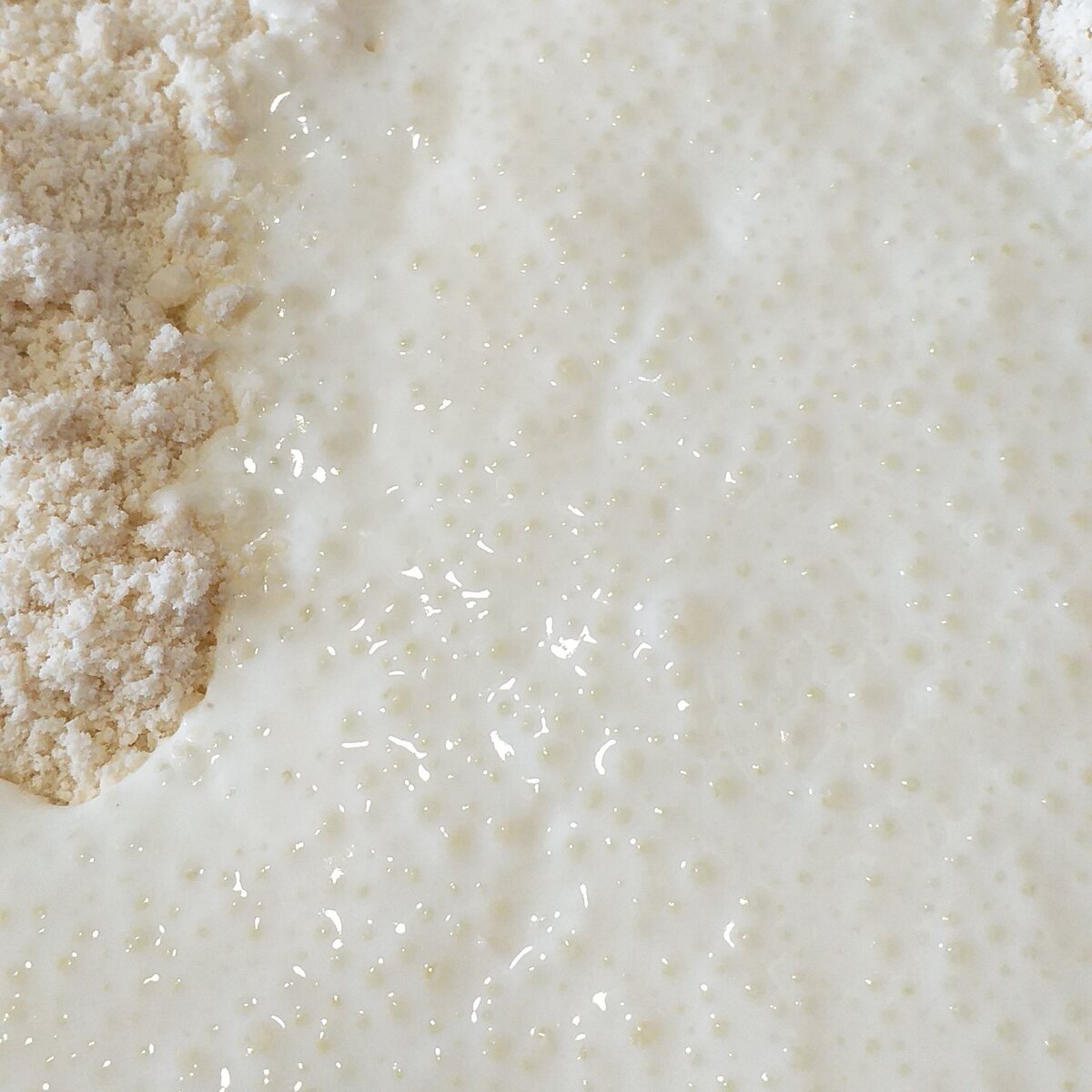 Кефир соединяем с масляно-мучной крошкой