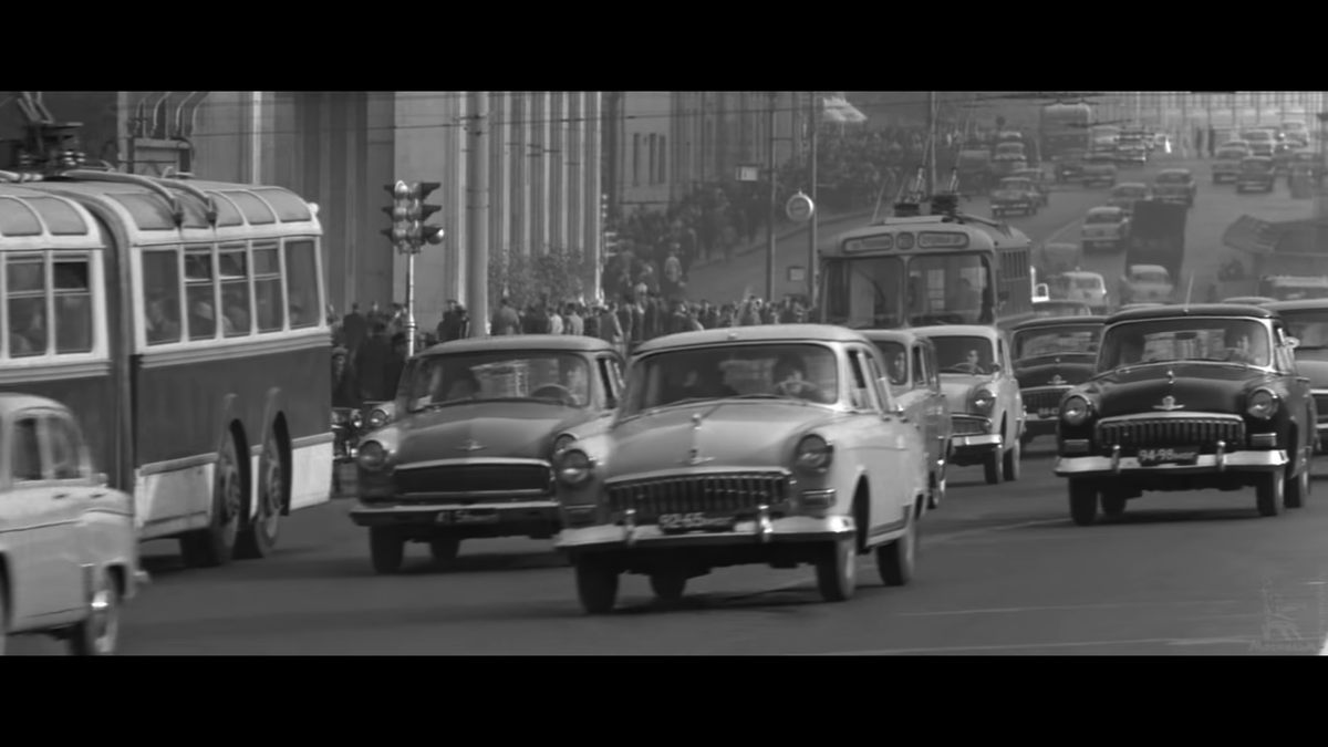 Кадр из фильма "Я шагаю по Москве".