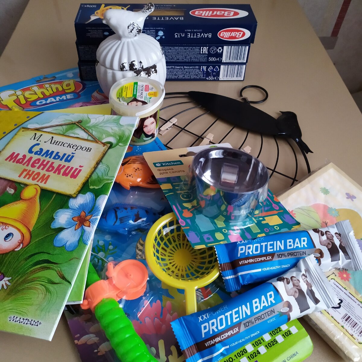 Вот куча мала моих покупок. Игрушечная рыбалка (внизу) куплена не в Фикс Прайсе, а в соседнем магазине, но сфотографировала и её за компанию. 