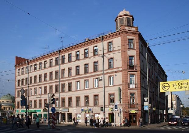 "Дом Гордзялковских" обозначает начало бывшей аллеи усадьбы Чичерина.