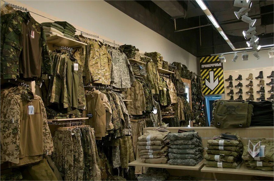Армейский магазин товаров. Армейский магазин «Альфа Военторг» в Астрахани. Военторг на ВДНХ армейский магазин. Военные вещи. Армейские вещи.