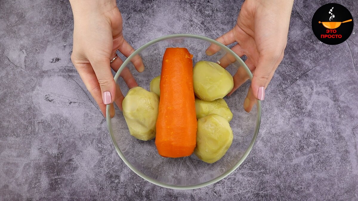 Фото можно листать влево