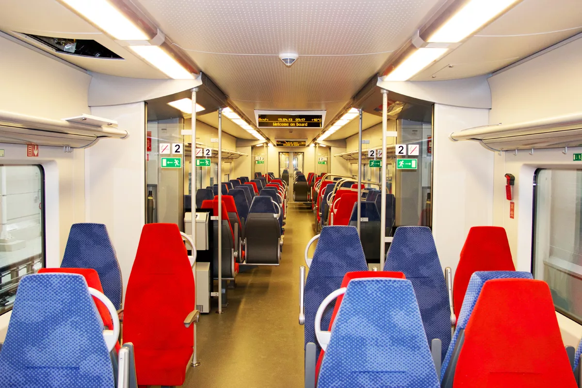 Электропоезд ласточка эс1 салон. 741а ласточка поезд. Ласточка 1 вагон. Электропоезд ласточка эс1п. Ласточка электропоезд салон.