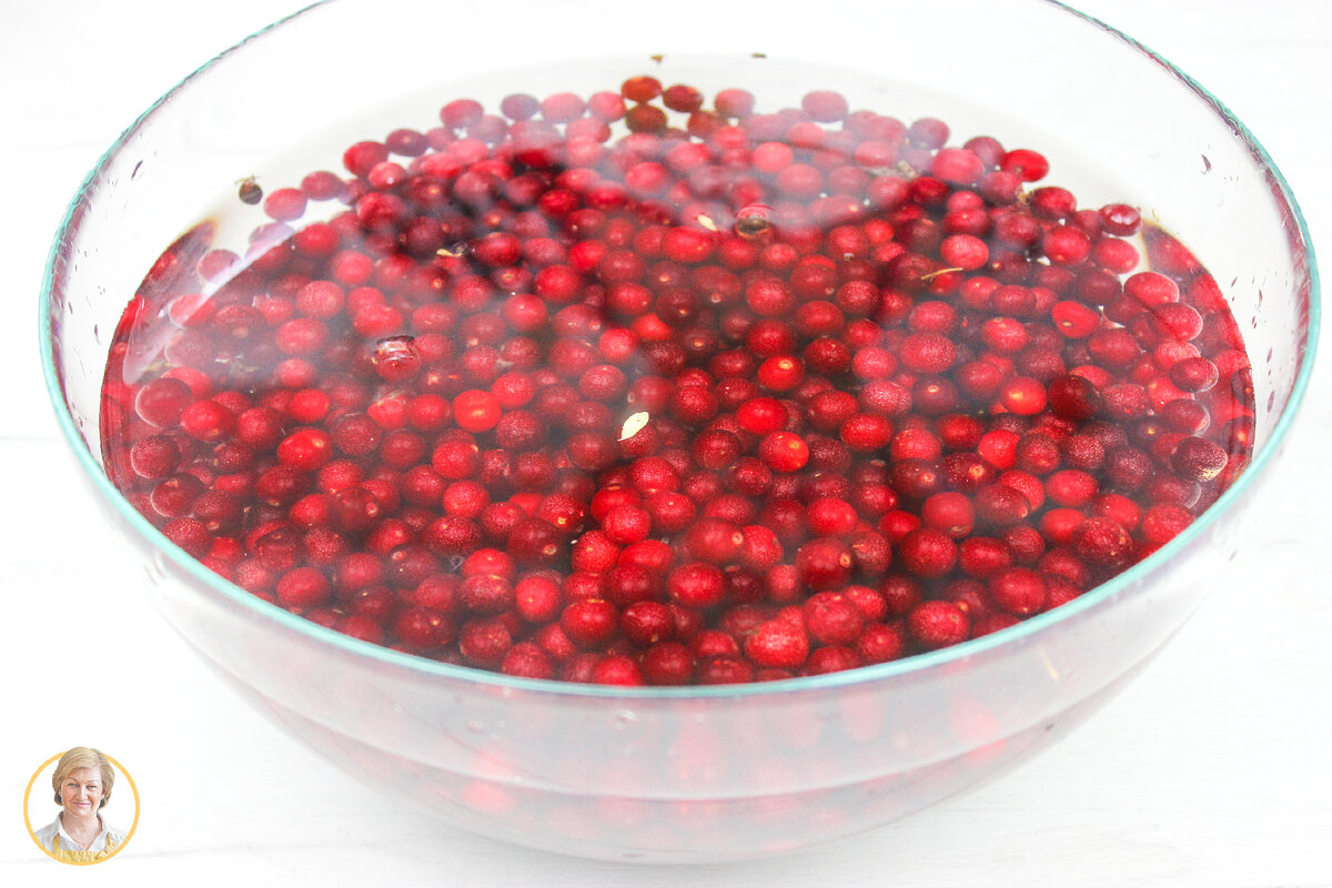 Вишню перебрать, листочки, веточки, поврежденные ягоды удалить. Отобранные ягоды  промыть холодной водой, косточки не удаляем. 