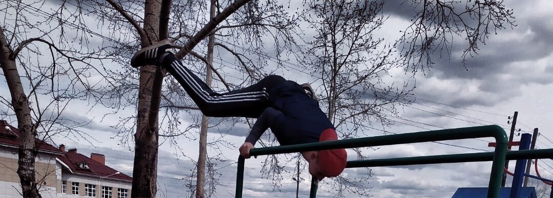 Street Workout — модное и прогрессивное направление уличных тренировок. Физические упражнения выполняются красиво и дают значительную нагрузку за счет собственного веса. Воркаут для начинающих прост в освоении, независимо от физической формы. Главное — регулярно и упорно заниматься, постоянно улучшать свои результаты и найти союзников. Для тренировок подойдет любая уличная спортплощадка или парк, в этом помогут простые снаряды, такие как турник, шведская стенка, брусья, вертикальная лестница. Выбирайте дворовый фитнес, если желаете развить силу и выносливость.

Почему всем нравится воркаут?

Достоинства этого вида физических нагрузок очевидны. За занятия не нужно платить. Все интересующиеся могут гордиться, что находятся в рядах крутого социального движения. Можно заниматься на улице и в помещении. Спецподготовка не требуется, не нужны сложные тренажеры. Благодаря занятиям можно получить красивое подтянутое тело и стать более успешным с точки зрения ЗОЖ. Как видим, сплошные плюсы.

Составляющие уличных тренировок

В тренировку, как правило, включаются разные типы упражнений:

уличный фитнес — разные вариации упражнений с собственным весом и турником;
элементы легкой атлетики — оздоровительный комплекс с упражнениями разных уровней сложности для выносливости, приумножения силы и атлетичной фигуры;
калистеника — несложные упражнения для выносливости и проработки мышц, выполняются за счет собственного веса;
изометрические упражнения — силовые тренировки с задержками в статичных позах на несколько секунд.
Спортивные снаряды для воркаута

Обычно на площадках имеется такое оборудование:

брусья и турники;
разные виды рукоходов;
перекладины на разной высоте;
шведская стенка;
скамья для пресса.
Воркаут с чего начать новичку?

Что тренирует воркаут?

Все, что надо для начала — понять, как проходит тренировка и начать делать хоть что-то. В совершенную систему воркаут заложен комплексный подход к улучшению физических характеристик, таких как:

координация;
сила;
гибкость;
выносливость;
скорость.
Какие мышцы работают в воркауте?

Тренировки обеспечивают проработку 6 групп мышц, это:

мышцы ног;
мышцы шеи;
мышцы спины;
мышцы рук;
живот;
мышцы груди.
Тренировки в воркауте

Оптимальная периодичность — 3-4 тренировки в неделю, каждая из них длится 1-2 часа. Правильные подготовительные мероприятия это:

выполнение упражнений на растяжку;
разминка при помощи пробежки.
Не существует секретных методик развития сильного и красивого тела. В основе всегда лежит регулярность тренировок, правильная техника упражнений, хорошая мотивация, здоровый образ жизни и правильное питание. Если все эти факторы сочетаются, что успех в уличном фитнесе обеспечен.

Отжимания

Новичкам рекомендуется стартовать с простейших упражнений. Для тех, кому недоступны отжимания на брусьях, подходят обычные отжимания от пола. Для начала идеально уметь выполнять 30 отжиманий. Освоив обычные отжимания, можно переходить к работе на брусьях.

Подтягивания

Многие начинают работать с низкими турниками на разных уровнях. Также можно выполнять упрощенные подтягивания на брусьях, ноги располагаются под углом и упираются в землю. В любом виде облегченных подтягиваний нужно дойти до выполнения 15 повторов уверенно. Тогда уже можно будет научиться подтягиваться на турнике классическими методами.

Пресс

Для воркаутера важно иметь стальной пресс. Сильные мышцы живота помогут стабилизировать корпус и красиво выполнять статические элементы. В любом случае крепкий пресс полезен для здоровья внутренних органов и выглядит эстетично. С подтяжкой и проработкой живота возникает меньше всего проблем, его качают дома классическими скручиваниями или другими упражнениями. Высшие результаты можно получить, выполняя подъемы ног с перекладины. Упражнение в висе превосходно прорабатывает все отделы пресса, а главное задействует самую труднодоступную нижнюю зону.

Ноги

Не стоит оставлять без внимания мышцы ног. Их отлично развивают приседания. Наивысшая нагрузка — при приседаниях на одной ноге. Для тех, кто не может держать баланс, не критично держаться за любой поручень. Ноги могут быстро обрести спортивный вид, если заниматься ими 1-2 раза в неделю, приседать любое возможное количество раз, выполняя 4-5 сетов. А еще превосходно тренируют ноги быстрый бег на короткие дистанции. Чтобы достичь максимальной гипертрофии, ноги придется нагружать усиленно. Такой цели помогает достичь бег в гору.

Самые популярные элементы воркаута

Особенно красивы в исполнении, эффективны для силы, и популярны следующие трюки турникменов:

упражнение флажок — статичный базовый элемент из арсенала силовой гимнастики;
выход на руки — силовое упражнение;
планш (второе название — горизонт) — упражнение для продвинутых;
упражнение походка бога — красивый трюк с имитацией шагов требует больших усилий;
копье — упражнение на турнике, требующее внушительной силы рук;
ласточка — горизонтальный вис сзади;
офицерский выход — подтягивание с перехватом одной рукой и выход вверх;
выход принца — одна из вариаций подтягивания;
выход ангела — он же царский выход на 2, сложный вид подтягивания.
Каждый опытный турникмен может блестяще выполнять воркаут-упражнения для приумножения силы:

отжимания с разной постановкой рук (знаменитые отжимания Ганнибала выполняются на 30-70 см от поверхности);
стандартные и горизонтальные отжимания на брусьях;
подтягивания разными хватами на турнике, со сменой рук, на одной руке, горизонтальные подтягивания, подтягивания с отягощением, подтягивания робостайл с имитацией шагов;
передний вис — изометрический или с многократными повторами, на 1 руке или нескольких пальцах;
выход на турнике на 2 руки — выполняется плавно с акцентом на силу.
Интересные факты из мира воркаута для начинающих в этом видео:

3 полезных совета для новичков в воркауте

Минимальная амплитуда упражнений

Ключ к успешному началу — это выполнение упражнений наполовину возможной амплитуды. Движение проделывается не полностью, а частично, в упрощенном варианте. Сложные упражнения на брусьях можно заменить за классические отжимания от пола или стула.

Помощь инерции

Для начинающих не возбраняется двигаться по инерции, выполняя упражнения. Люди с развитой мускулатурой обычно так не поступают, но новичку такой подход как нельзя кстати.

Работа с напарником

Новичкам непросто выполнять подтягивания и отжимания. В таком случае полезно работать с помощником, таким образом мышцы будут работать на пределе и быстро расти.

Видео на тему основ воркаута для девушек:

Программа стрит-воркаут для новичков

Основы воркаут тренировки

Легкая программа для начинающих может занять 2-3 месяца. Эксперты советуют менять тренировочные схемы, иначе мышцы адаптируются и будут гораздо более слабо реагировать на занятия. Если вы решите практиковать одну и ту же программу дольше 3 месяцев, то надо ее разнообразить. Варьируйте упражнения, наращивайте нагрузку. Оптимальная пауза между сетами — 1-2 минуты либо до нормализации дыхания. Предложенная система — двухдневная. Подготовленные люди занимаются по ней через день. Начинающим воркаутерам с недостаточной физической подготовкой требуется больше времени на восстановление, поэтому через день для них не подходит, они устраивают 2-3 тренировки в неделю.

Разминка

Надо учитывать, что тело должно быть разогретым, чтобы продуктивно работать и не получить травмы. Разминка может быть любой и занимать 10 минут. Главная задача — участить сердцебиение.

Воркаут программа — день 1

Компоненты тренировки:

подтягивания средним хватом — от 6 до 12 повторов, всего 2 сета;
подтягивания узким хватом — произвольное количество повторов по возможности, 1 сет;
отжимания на брусьях с локтями в стороны широким хватом — от 6 до 12 повторов, всего 2 сета;
классические отжимания от пола с широкой постановкой рук — произвольное количество повторов по возможности, 1 сет;
подъемы ног на брусьях — произвольное количество повторений по возможности, 1 сет.
Воркаут программа — день 2

Компоненты тренировки:

подтягивания широким хватом — от 6 до 12 повторов, всего 2 сета;
подтягивания обратным хватом — произвольное количество повторений по возможности — 1 сет;
отжимания от брусьев с локтями вместе, прямым корпусом и узким хватом — от 6 до 12 повторений, всего 2 сета;
классические отжимания от пола с узкой постановкой рук — произвольное количество повторов, по возможности — 1 сет;
подъем ног в висе — произвольное количество повторений, всего 2-3 сета.
Заминка

Правильное завершение тренировки — тоже важная часть. Заминка предназначена для плавного возвращения пульса в норму и качественной растяжки мышц. Заметьте, что все профессионалы заканчивают занятия заминкой, чтобы быстрее восстанавливать и наращивать мышцы.

Питание для турникменов

Правильное питание помогает сделать фигуру максимально атлетичной. Если ваше меню продуманное, то жир не накапливается в избытке и не образуются проблемные зоны. Мышечная масса активно растет. Желательно делать акцент на легкой пище и простых блюдах. Убрать все вредные продукты, алкоголь. В питании должно быть достаточно природных источников белка, правильные жиры и сложные углеводы. Также важно определить для себя баланс БЖУ и оптимальную суточную калорийность, это делается в индивидуальном порядке, в зависимости телосложения, особенностей тренировок и целей.

Перед тренировкой нужно выдержать хотя бы 2 часа голода, чтобы было легко двигаться. Во время занятий можно пару раз глотнуть воды. В рацион добавьте больше овощей, фруктов, мяса, молочной и кисломолочной продукции, рыбы и сухофруктов. Жиры хорошо получать из орехов и оливкового масла. Спортпит требуется только эктоморфам. С другими типами телосложения можно обойтись натуральным питанием.

В этом посте мы обсудили много важных аспектов подготовки турникменов. Как видно из вышеизложенных фактов, воркаут для новичков — это одно из самых интересных и доступных направлений. Заниматься могут не только сильные мужчины с огромными мышцами, также упражнения легко осваивают дети, девушки, физически неразвитые люди. Если упорно тренироваться, то вскоре вы сможете потрясающе исполнять трюки на турнике и других снарядах.