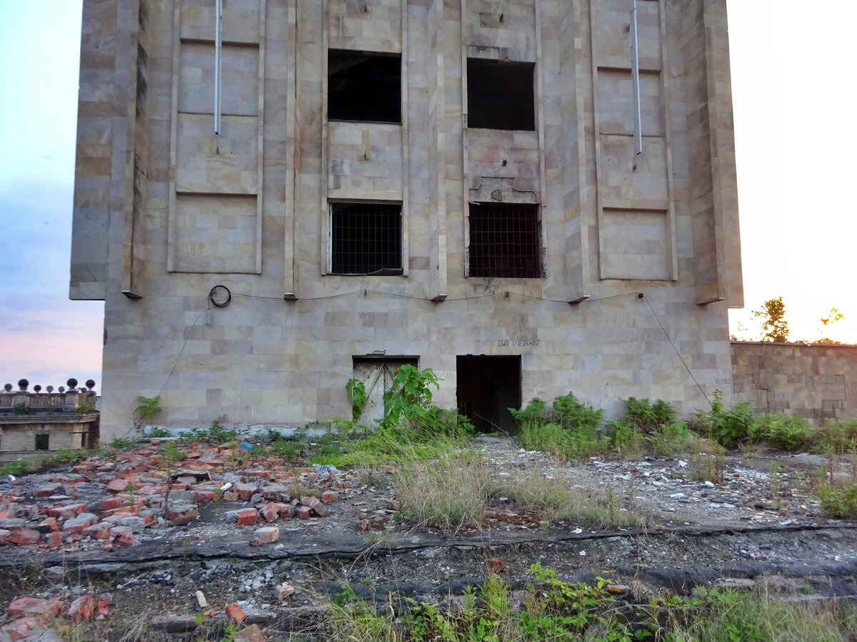 Вход в основное здание в окно 3-го этажа