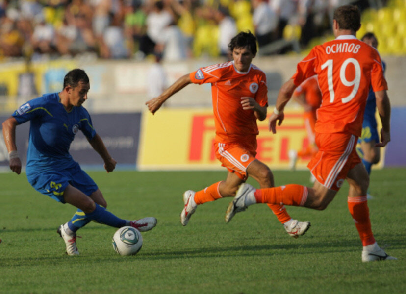 Кубок России 2010/11. 1/16 финала. Жемчужина-Сочи (Сочи) – Ростов 1-2. Чавдар Янков (№8) против защитников «Жечужины-Сочи»: Сергея Ковальчука и Евгения Осипова. Автор фотографии: Михаил Мокрушин.