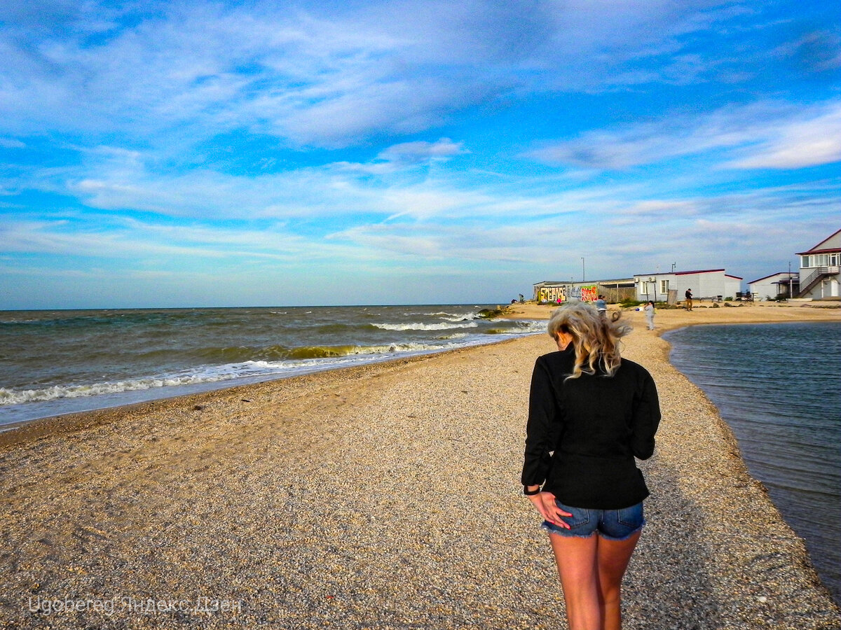 С лева Таганрогский залив с права Азовское море