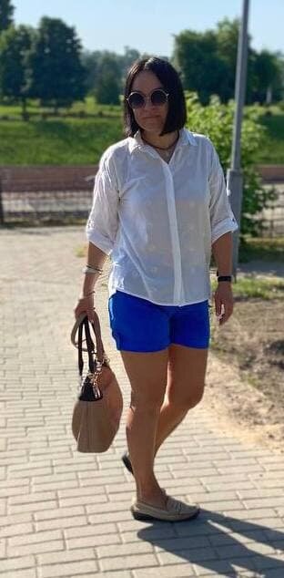 Очки - это простое средство, которое поможет надежно спрятать отеки и отвлечет внимание от вдруг появившихся морщинок.