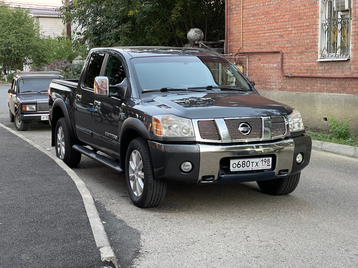 Припаркован был в этом же самом месте. Только прижат к бордюру чуть сильнее.
