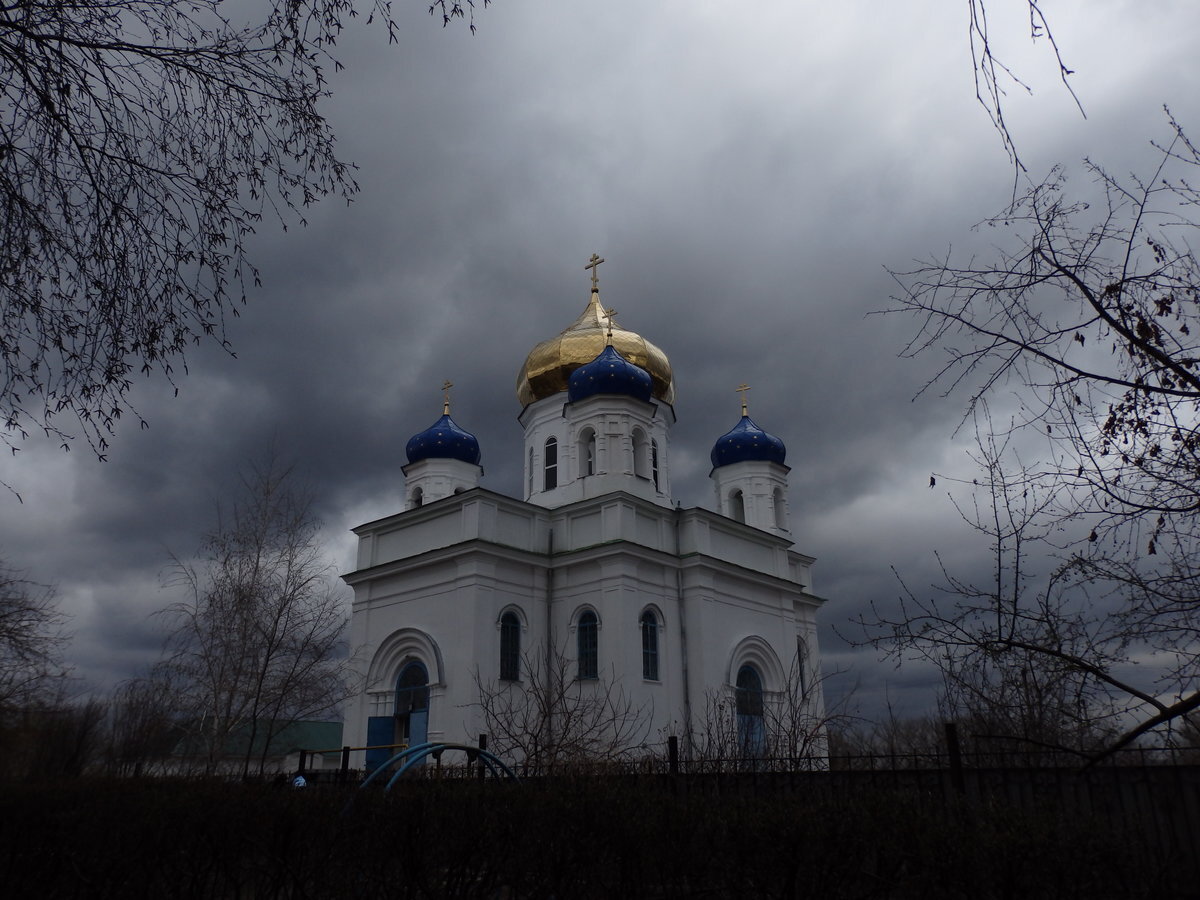 Проклятию со стороны церкви. Тучи над храмом. Церковь со стороны. Стороны храма. Гроза над Церковью.