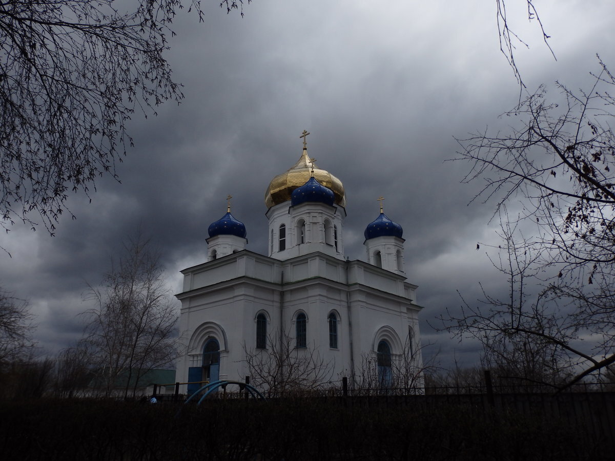 Сон церковь. Тучи над храмом. Православный храм Украина пасмурно. Храм раскольничьей церкви. Маленькая туча над храмом православным.