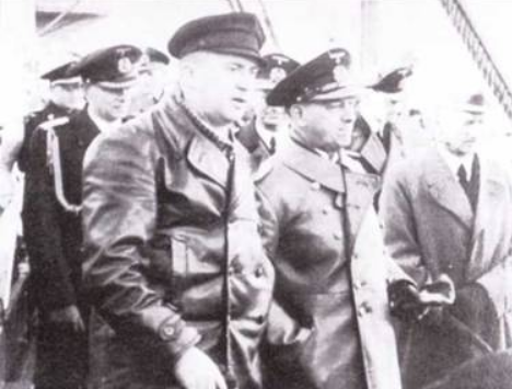 Вальтер (слева) рядом с гроссадмиралом Редером, 1941 г. Фото из открытых источников