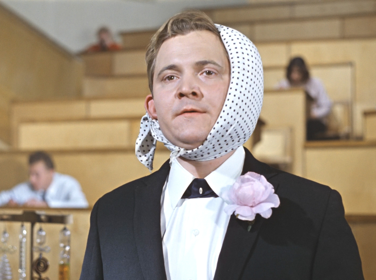 Кадр из фильма "Операция Ы и другие приключения шурика"