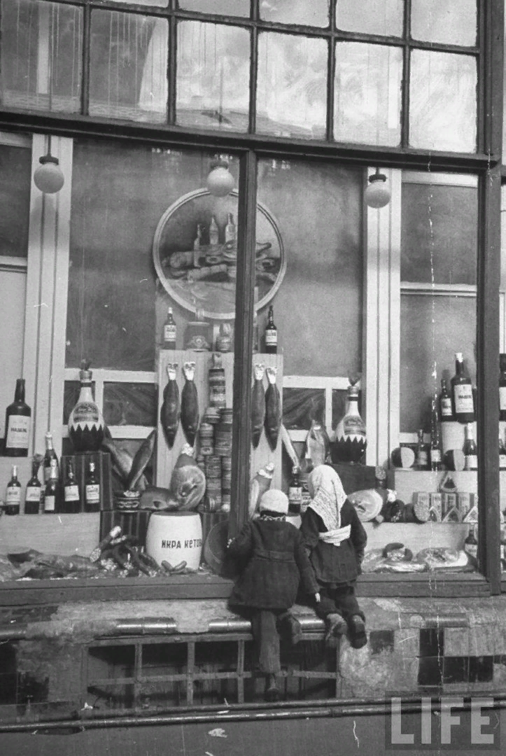 Изобилующие товарами витрины магазинов на улице Горького