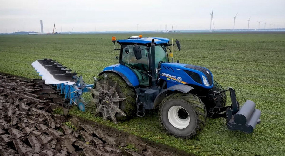 Трактор New Holland на самодельных колесах для тяжелых условий эксплуатации в Нидерландах 