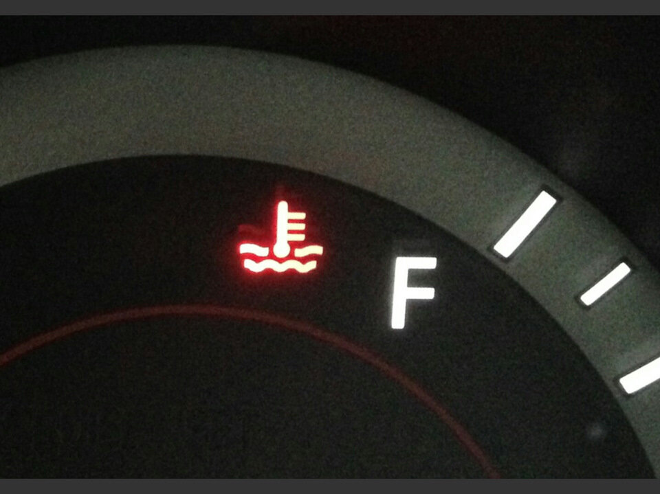 Контрольная лампа перегрева двигателя. Фото из открытых источников