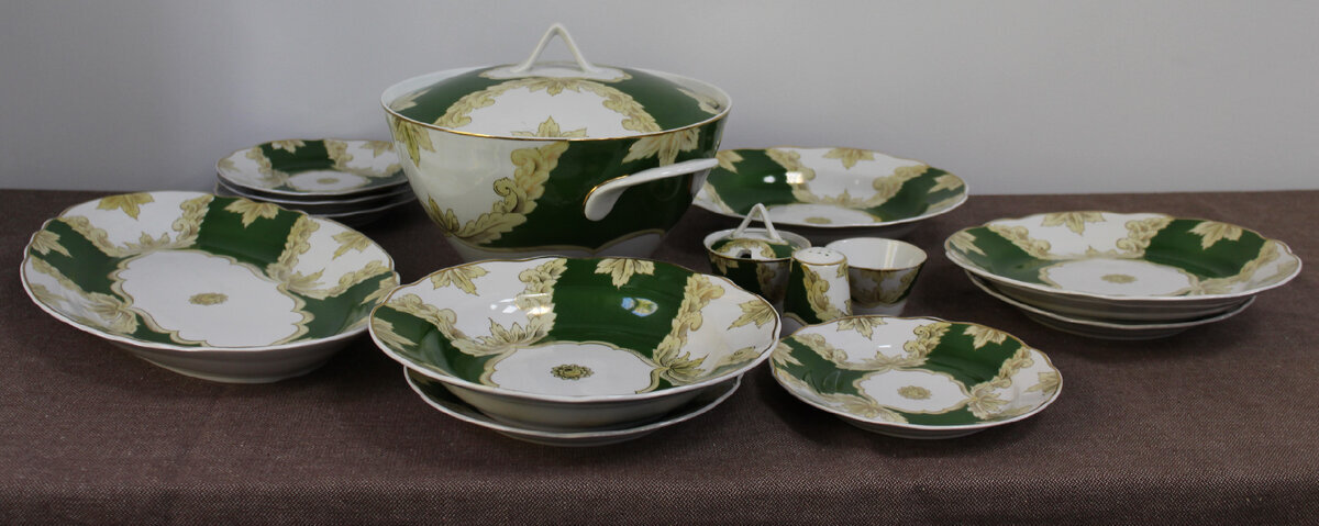 Пётр Леонов (декор). Отари Мухигули (форма «Прима», 1964). Сервиз «Архитектурный». 1984. Дулёво. Орехово-Зуевский городской историко-краеведческий музей / КП 2154/1. Госкаталог: 13995149. Источник: goskatalog.ru