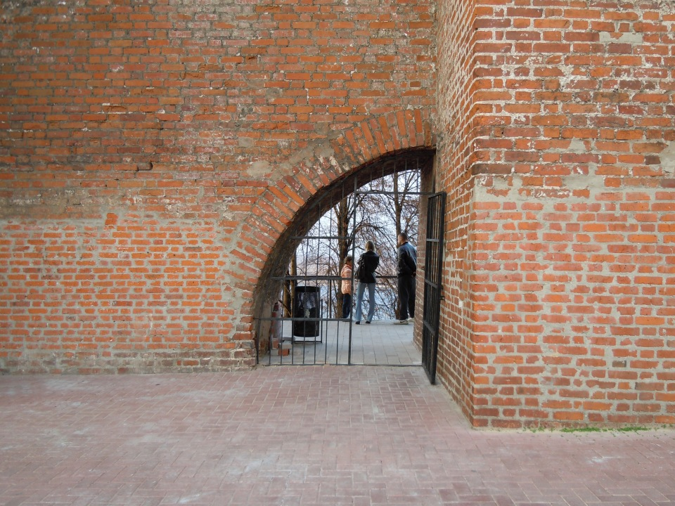  9 октября 2011 г. Удалось выяснить, что там с "воротами невеликими". Плохо дело. Навесили железную дверь, как себе в гараж.-3