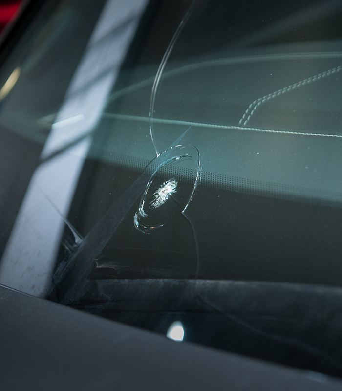 Трещина на лобовом стекле на машине