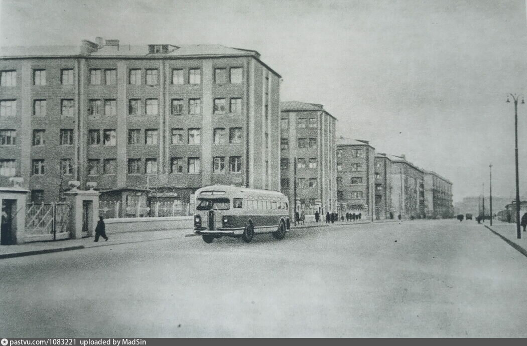 1-я улица Машиностроения. На первом плане дом №14, а за ним виден краешек моего,  №12 (не сохранился). 1948 г. Источник: "Городское хозяйство Москвы", № 12, 1948 год.