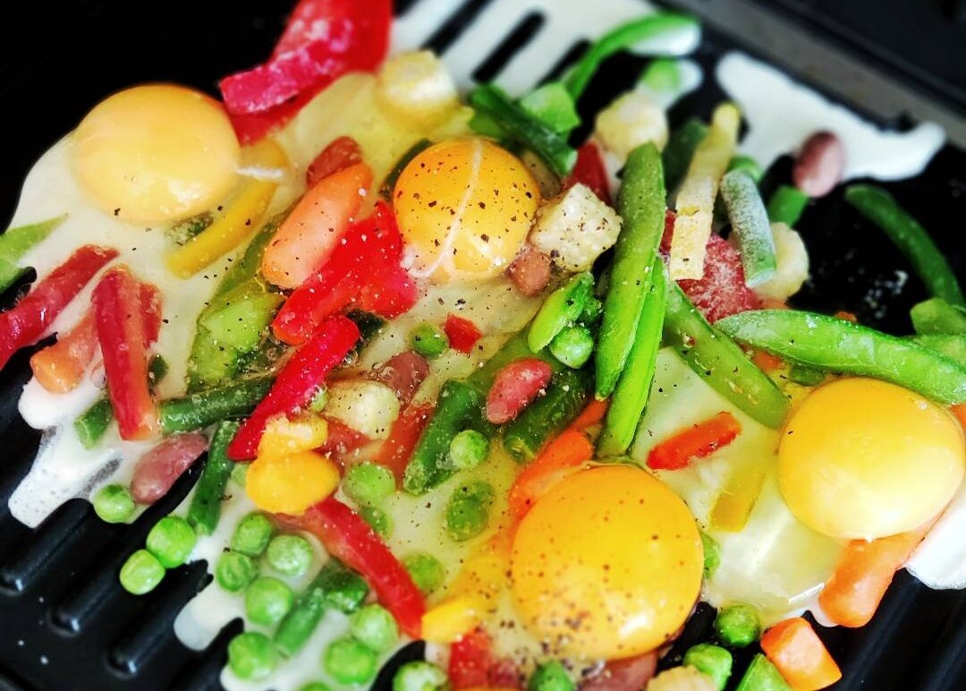 Глазунья из яиц и замороженной зелени