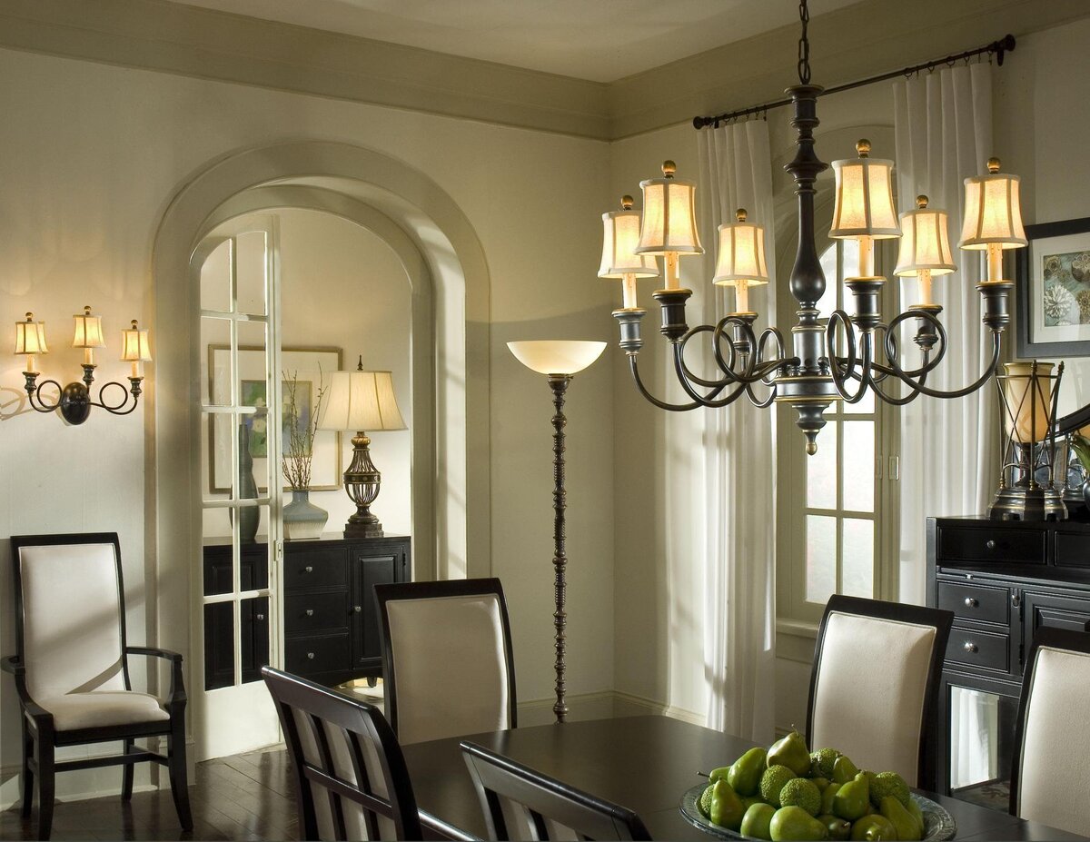 На этом фото из интернета есть три самых древних и популярных типа светильника: люстра, торшер и бра. Кто правильно найдет и скажет, сколько тут каких, тому пряник.