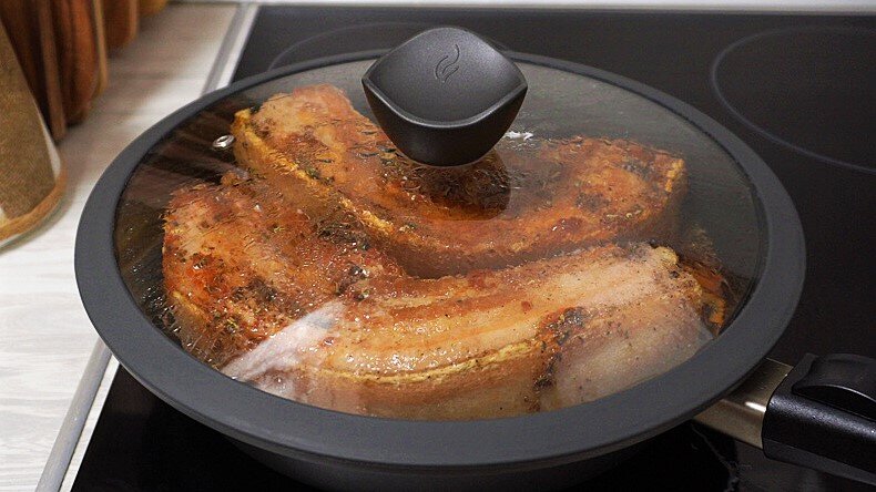 Ребрышки свиные терияки. Грудинка свиная в соевом соусе на сковороде. Грудинка по-китайски в соевом соусе. Грудинка свиная в соевом соусе на сковороде. Жареная грудинка свиная.