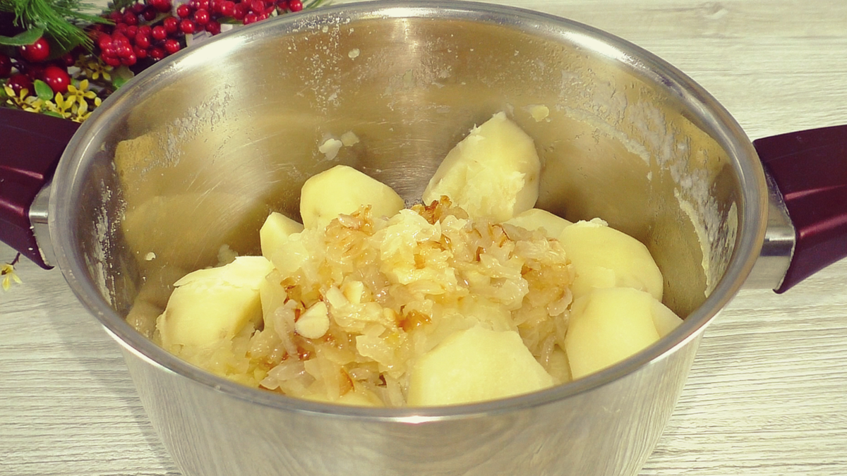 В последнее время если готовлю пирожки с картошкой, в тесто обязательно добавляю картофельный отвар. А картофель - в начинку.