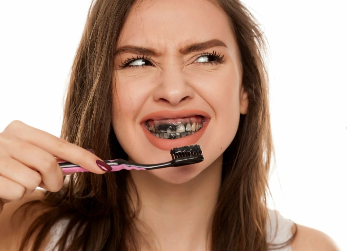 Многие используют пасту с углем бамбука - она черногь цвета из-за такого ингредиента.