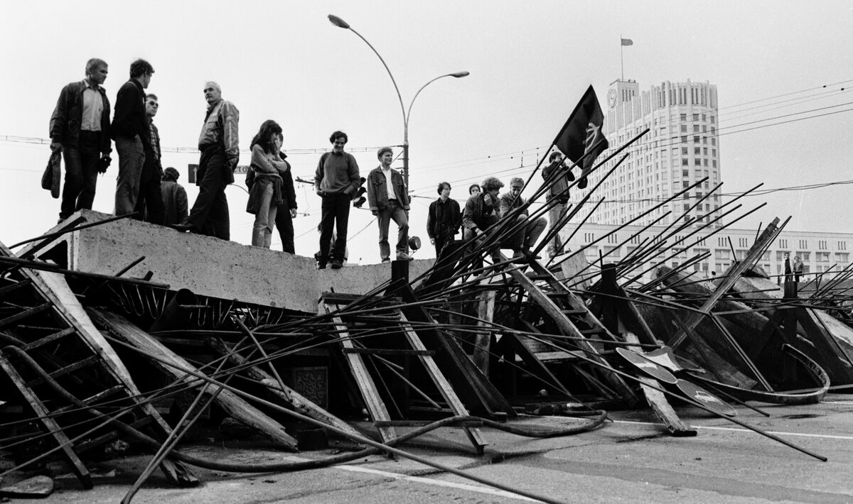 Люди стоят на баррикадах перед Белым домом в Москве, 21 августа 1991 года. Alexander Nemenov / AFP / Getty Images