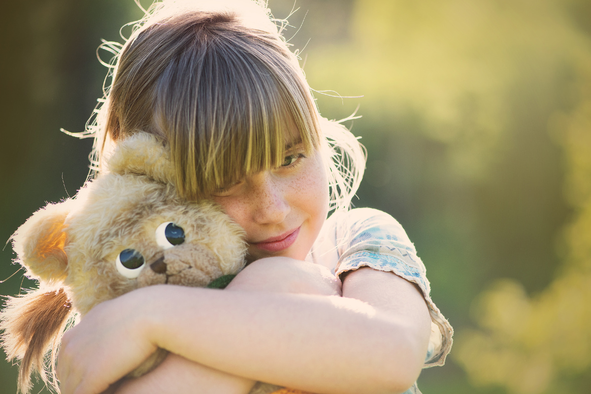 ребенок с игрушкой 