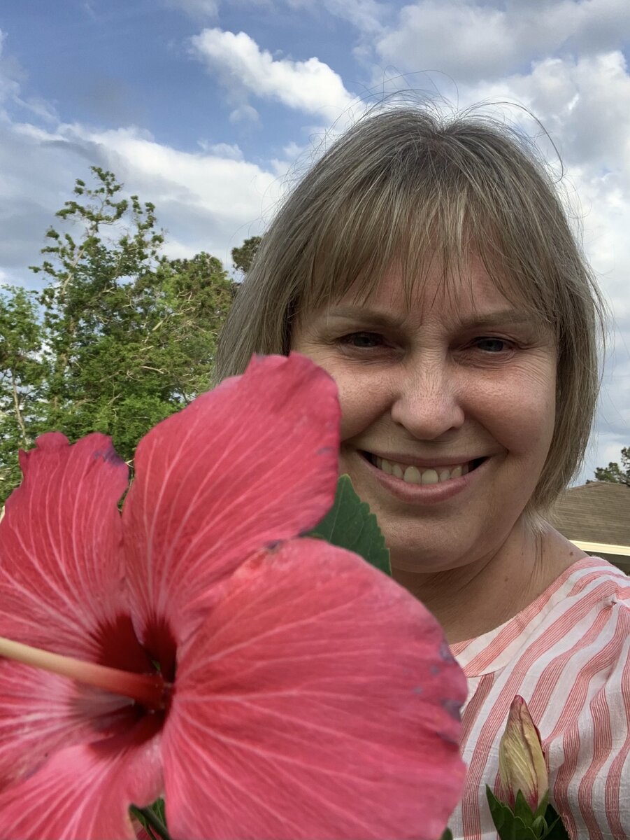 Это не я Дюймовочка и не гибискус-гигант, это все ракурс. 