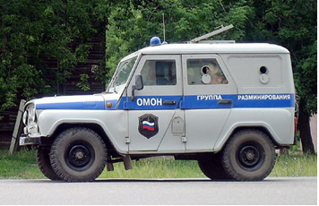 УАЗ-31514-ЧЗ "Антик" бронированный. УАЗ-31514-ЧЗ “Антик” предназначен для перевозки личного состава в местностях, с повышенной опасностью нападения с применением огнестрельного оружия. Изготовлен на базе полноприводного легкового автомобиля УАЗ-31514 (-31519, -315195 “Хантер”). Выпускался на Дмитровском заводе МВД России до 2007 года. В 2007 году был заменен спецавтомобилем модификации 294551-10-01 «Есаул». С 2002 по 2005-г.г. выпускались машины с бойницами в боковых стенках заднего отсека. Применялись группами разминирования МВД и бойцами ОМОН.